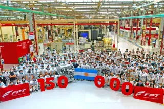 Zaměstnanci závodu FPT Industrial s argentinskou vlajkou při oslavě výroby 150 000 motorů.