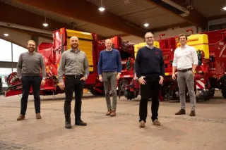 Představitelé společností Grimme a SeedForward ve výrobní hale