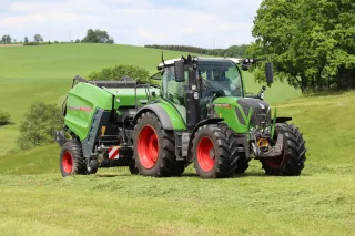 Traktor Fendt s lisem Rotana při sklizni píce