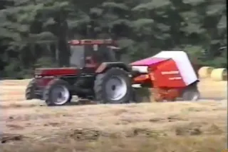 Lis WELGER RP na kulaté balíky za traktorem; náhled historického videa