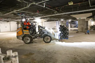 Kompaktní nakladač GIANT G2200E X-TRA s nákladem v podzemní hale.