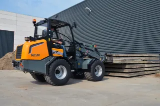 Žlutý kolový nakladač GIANT G3500 X-TRA u skladu.