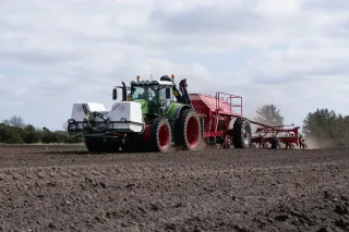 Traktor s pneumatikami Alliance 354 při práci na poli