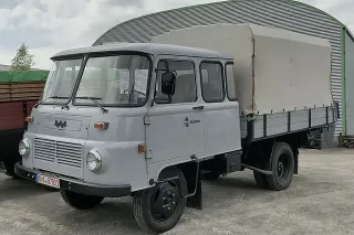 Historický šedý nákladní automobil Robur LO 3000
