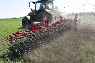 Traktor s rotační plečkou Einböck ROTARYSTAR při práci na poli