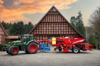 Traktor se sazečem Grimme Prios 440 před budovou farmy