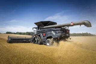 Sklízecí mlátička Massey Ferguson IDEAL na obilném poli