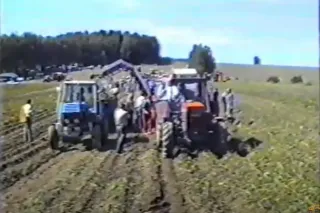 Polní den při sklizni brambor v 90. letech; náhled videa