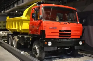 Červený sklápěcí nákladní automobil Tatra 815 se žlutou korbou