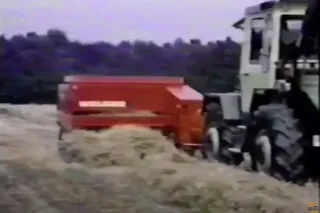 Lis WELGER AP na malé hranaté balíky za traktorem; náhled historického videa