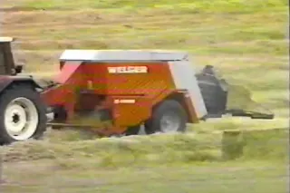 Lis WELGER D4000 na hranaté balíky za traktorem; náhled historického videa