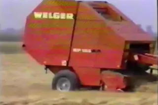 Detail lisu WELGER RP 165 na kulaté balíky; náhled historického videa