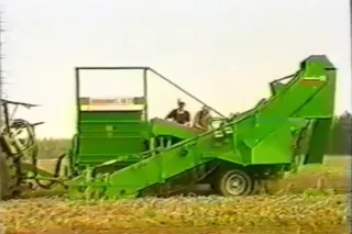 Zelený vyorávač zeleniny Niewöhner Wühlmaus na poli; náhled historického videa