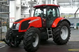 Červený prototyp traktoru Zetor Maxterra ve výrobní hale