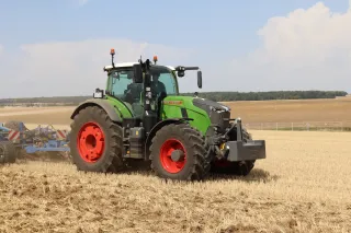 Zelený traktor Fendt 728 Vario na poli