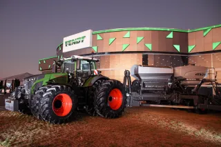 Traktor Fendt s návěsem před budovou společnosti v Brazílii.