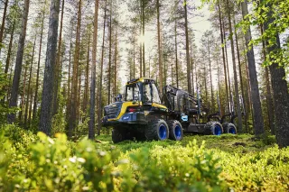 Elektrická lesní vyvážecí souprava Ponsse v lese.