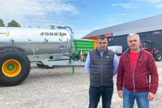 Dva zástupci prodejce Kisiel před zemědělskou cisternou Joskin.
