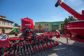 Červené secí stroje Horsch vystavené před provozovnou STAGRA.