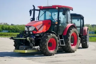 Červený traktor Zetor při testování na zpevněné ploše.