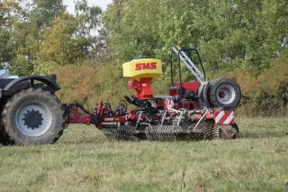 Traktor s polními vály SMS CZ Titan 630 na travnaté ploše.