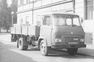 Historický černobílý snímek valníkového vozu AVIA A 30.