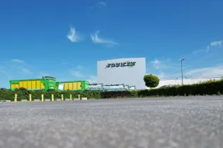Výrobní areál Joskin s vystavenými zelenými zemědělskými stroji.