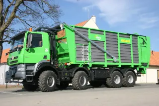Zelený čtyřnápravový nákladní vůz Tatra s nástavbou ZDT.