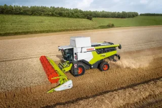 Sklízecí mlátička CLAAS LEXION při sklizni obilí.