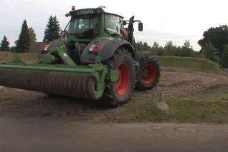 Traktor Fendt s rotačními branami Amazone při zkoušce; náhled videa