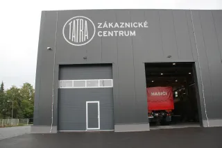 Vstup do nového zákaznického centra Tatra s otevřenými vraty.
