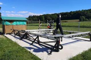 Testovací konstrukce se senzory v zemědělském areálu.