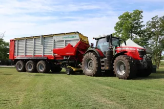 Traktor s víceúčelovým senážním vozem Pöttinger JUMBO 8000.