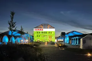 Nasvícený vinařský komplex THAYA při představení techniky CLAAS.