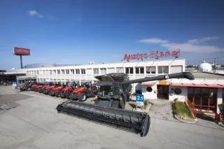 Zemědělské stroje před budovou společnosti Austro Diesel.
