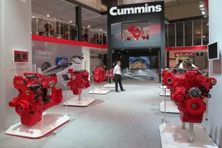 Červené motory Cummins vystavené na veletrhu.