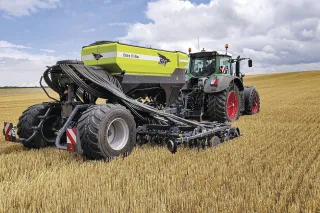 Traktor se secím strojem Sky Agriculture na poli.