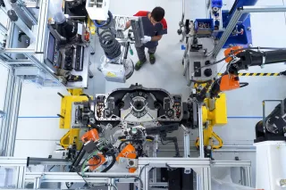 Pohled shora na montážní linku v závodě FPT Industrial.