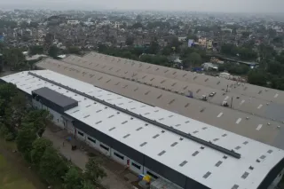 Letecký pohled na výrobní závod motorů Kohler v Indii.