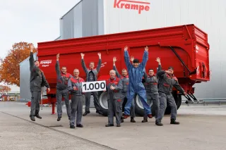 Zaměstnanci před červeným návěsem Krampe s tabulkou 1 000.