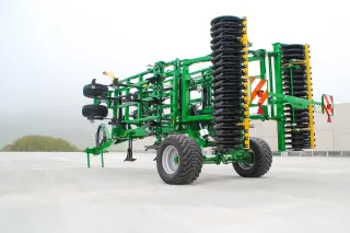 Zelený kypřič Kerner X4 ve složené přepravní poloze.