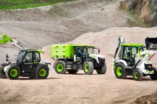 Tři stroje JCB na štěrkové ploše při představení vodíkového pohonu.