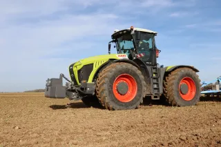 Traktor Claas XERION na poli