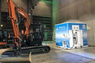 Přenosná nabíjecí stanice Deutz PowerTree vedle pásového rypadla v hale.