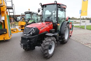 Červený speciální traktor Case IH Quantum na dvoře.