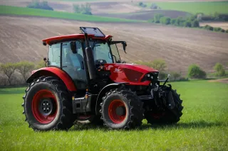 Červený traktor Zetor Forterra na louce.