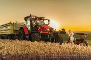 Traktor Zetor s přívěsem a ženy v obilném poli na fotografii kalendáře.