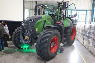 Nový traktor Fendt 700 Vario v hale při oslavě společnosti Agromex.