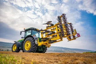 Traktor se sklopným dlátovým pluhem BEDNAR TERRALAND na poli.