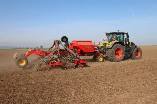 Traktor se secím strojem Väderstad Proceed při setí na poli.